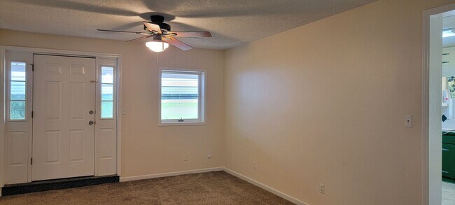 Building Photo - Country House on 1 Acre