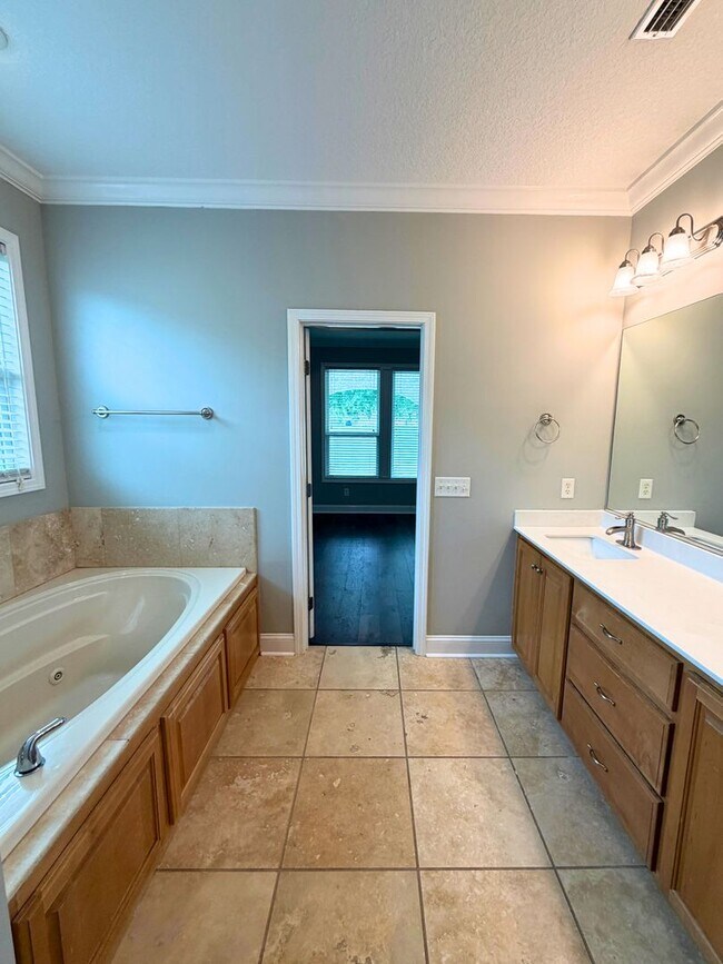 Building Photo - Rare find! 4/3 with amenities!