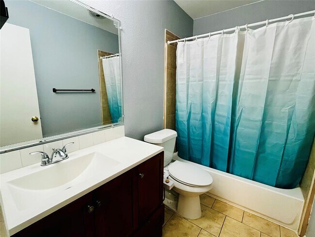 Building Photo - 6501 E Hill Dr