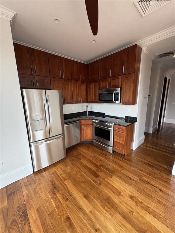 Building Photo - 483 Beacon St