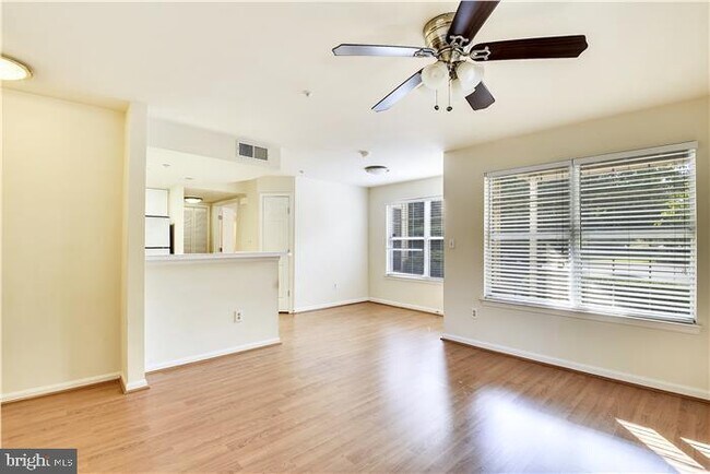 Building Photo - 925 Hillside Lake Terrace