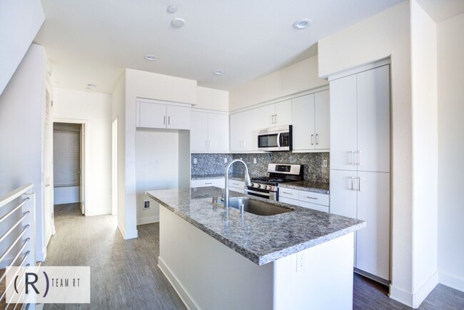 Building Photo - TRI-LEVEL TOWNHOME IN ELEMENTS OF ROSEMEAD!