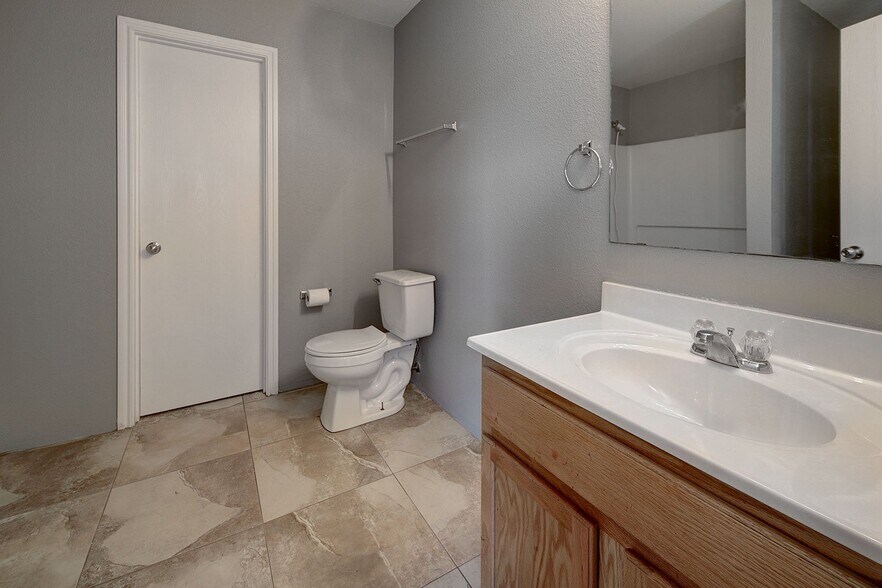 Building Photo - 3515 Alamo Greens
