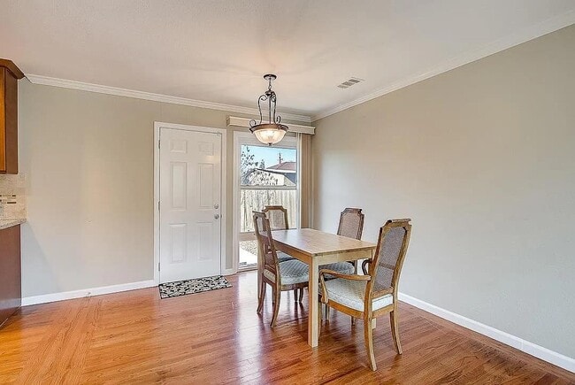 Building Photo - 463 Larkspur Dr