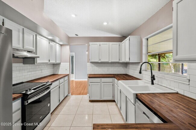 Building Photo - 3390 Floral Palm Blvd