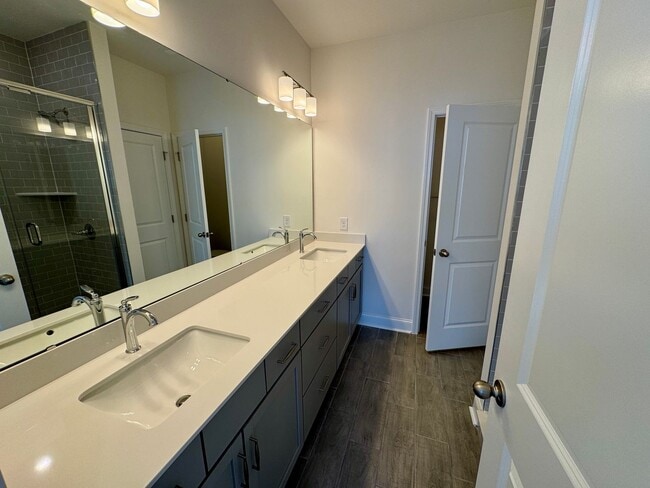 Building Photo - Brand New 3BR/3.5 Bath Townhouse in South ...