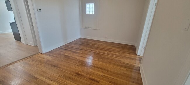 Building Photo - 3207 N Wilton Ave