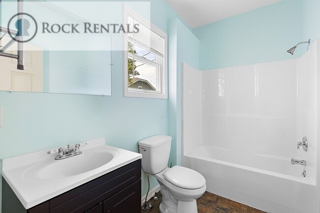 Building Photo - Large Updated Three Bed Two Bath with Patio