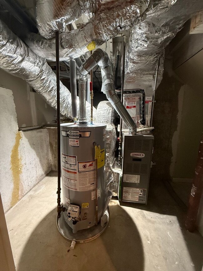 Building Photo - Townhouse