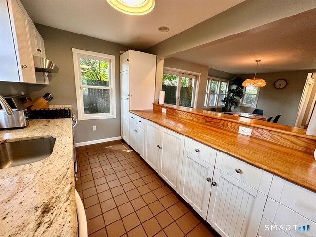 Building Photo - 44 Warren St