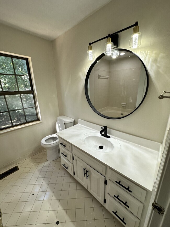 Building Photo - 1117 Elkader Ct S