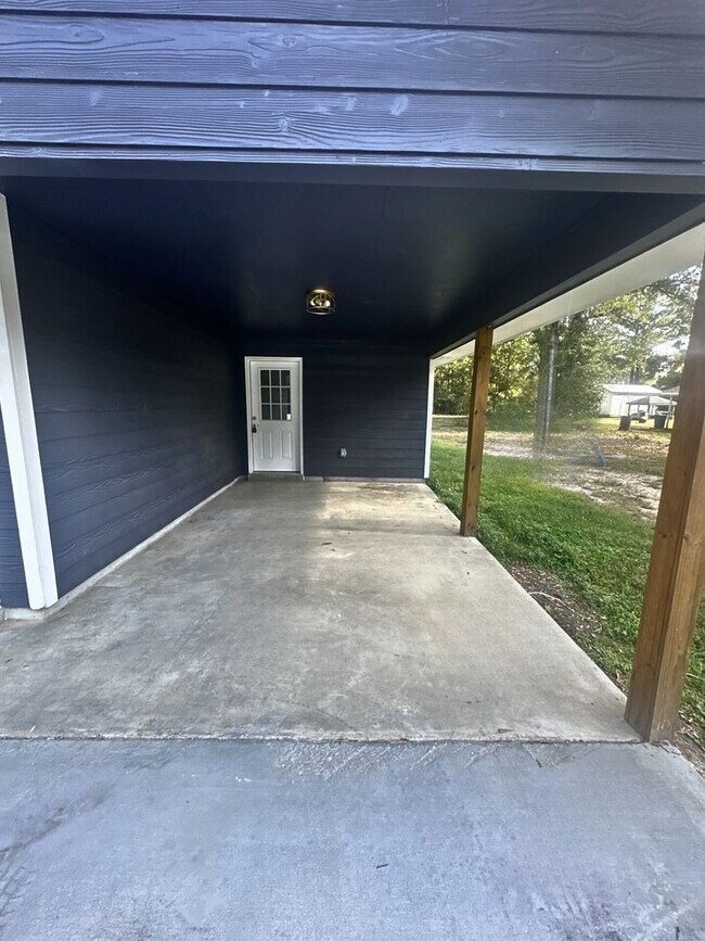 Building Photo - Quiet Country Living