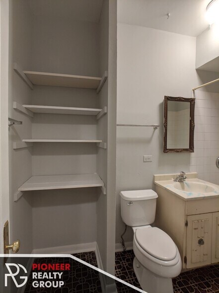 Building Photo - 832 W Wolfram St