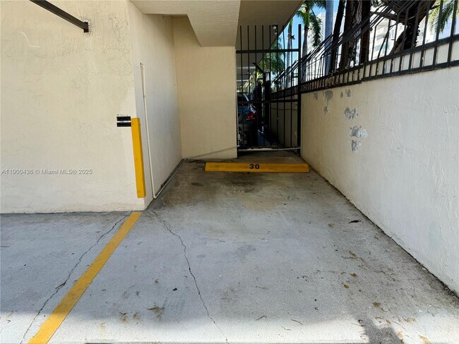 Building Photo - 1250 Lincoln Rd