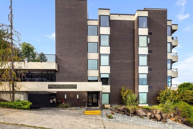 Building Photo - Gorgeous Top Floor Penthouse Unit in East ...