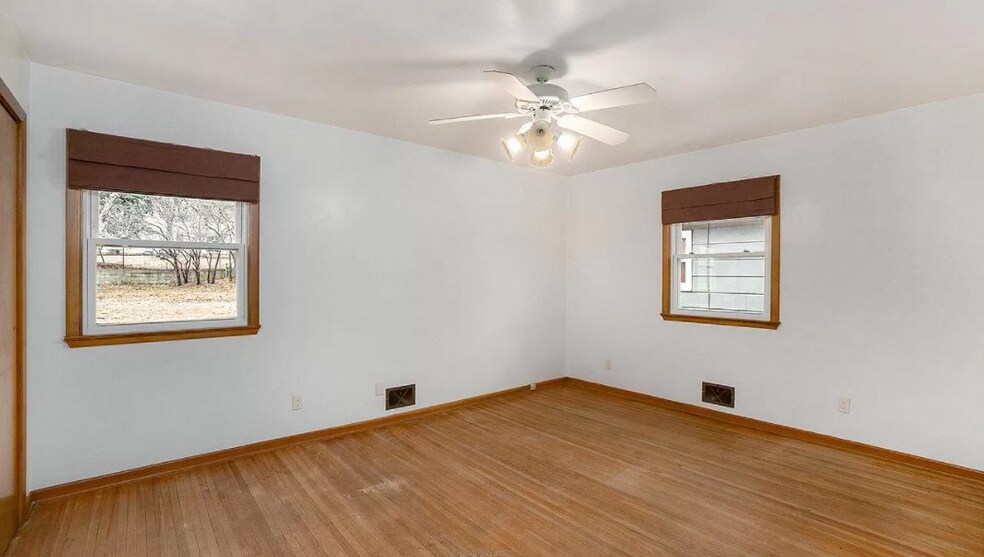 Large primary bedroom - 424 N Lake Ave