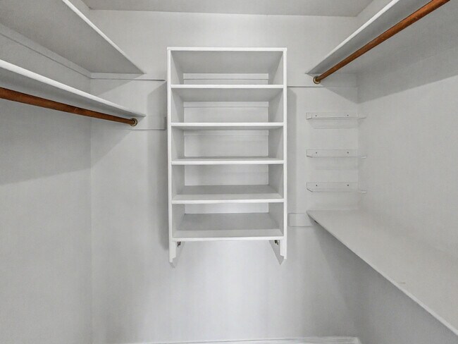 Building Photo - 6501 San Antonio Dr NE