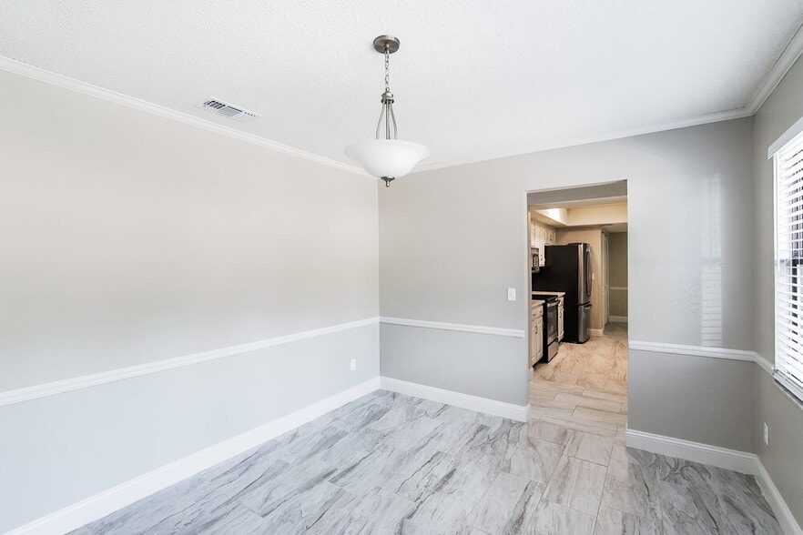 Building Photo - 6173 Island Forest Dr