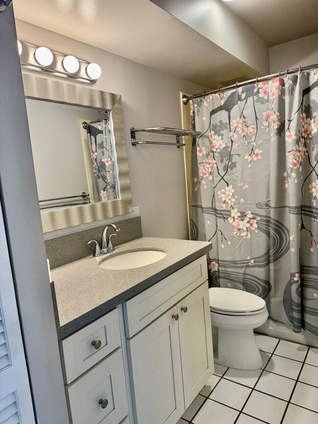 Building Photo - 2/2/1 Beautifully Upgraded unit located at...