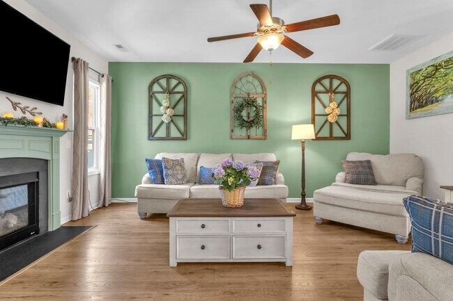 Building Photo - 4 bedroom 2.5 bathroom home close to beaches, shopping, and Marine Corps Bases.