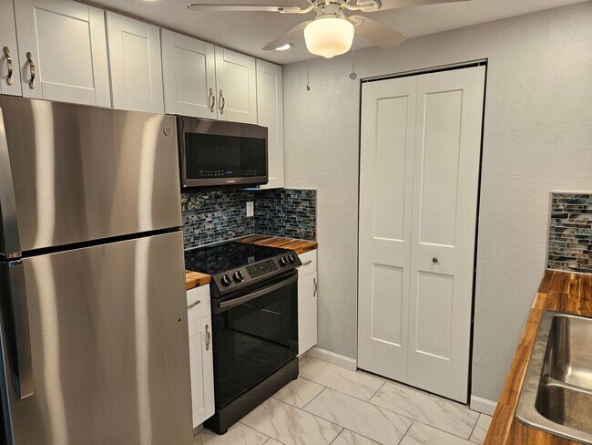 Building Photo - Annual Unfurnished 3 Bedroom 2 Bathroom Si...