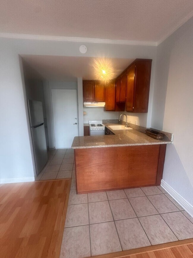 Building Photo - Charming 1 Bed in Historic Lafayette Build...