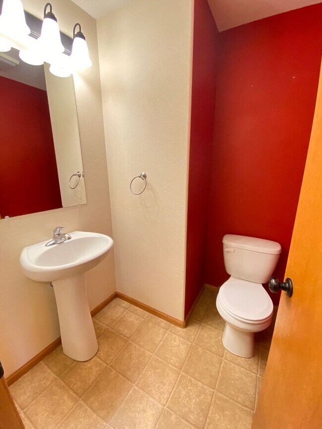 Building Photo - Four bed/2.5 bath townhome for August 2026!