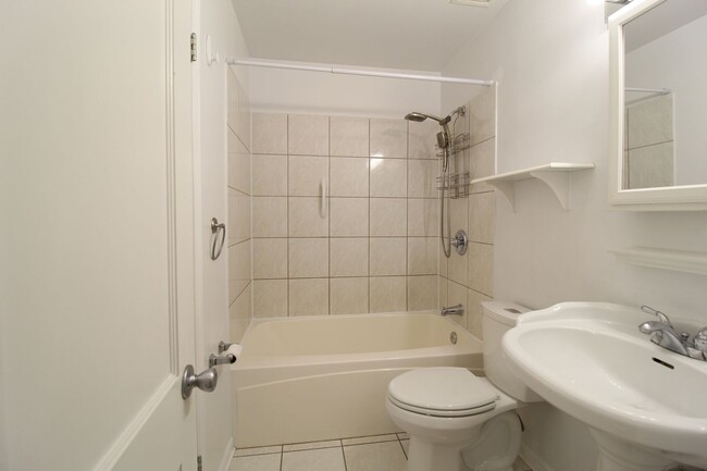 Building Photo - 2 Bedroom 1 Bath Home in Roeland Park