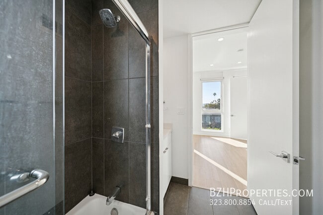 Building Photo - 4523 1/2 St Elmo Dr-