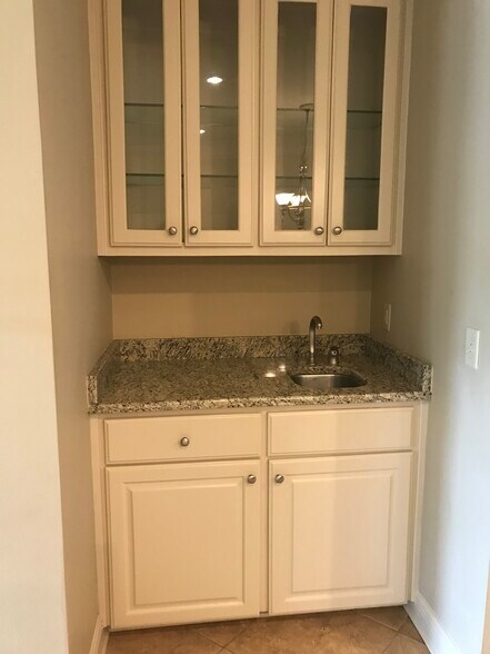 Wet bar - 413 Halteria Ln