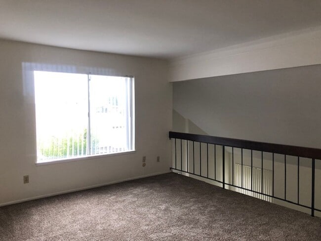 Building Photo - 4 Bed/2.5 Bath  Two Story Home in San Diego