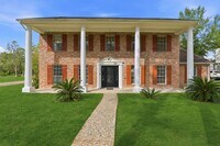 Building Photo - Beautifully Updated 4-Bedroom Home in a Prime Houston Location