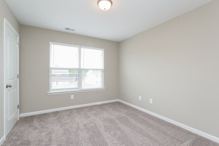 Building Photo - 601 Fieldcrest Dr