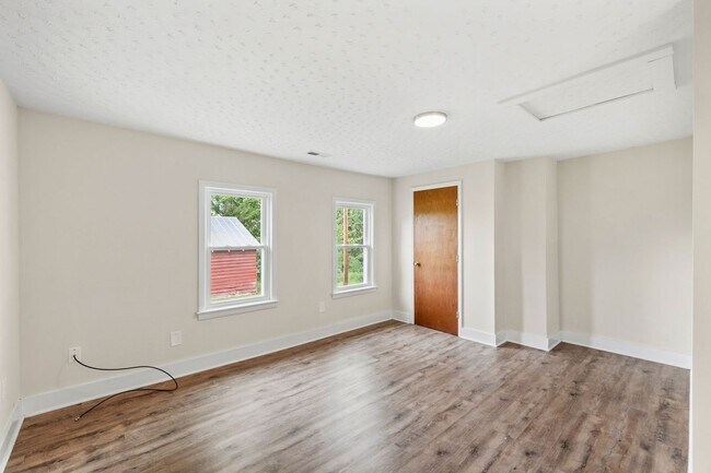 Building Photo - 1457 Caledon Rd