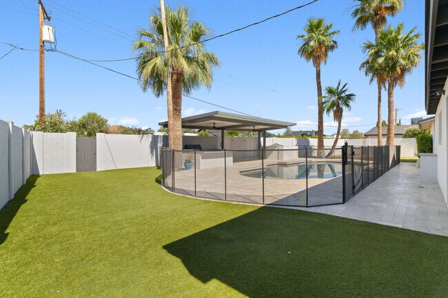 Building Photo - 6508 N 85th Pl