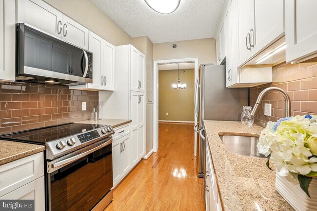 Building Photo - 14809 Pennfield Cir