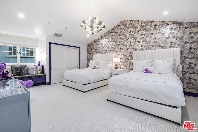 Building Photo - 1445 Vía Cresta