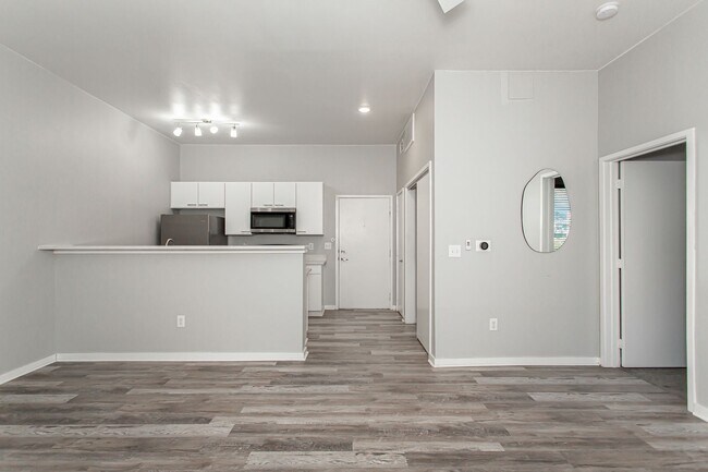 Building Photo - 1 Bedroom, 1 Bath Condo!