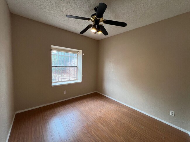 Building Photo - Incredible 4 bedroom, 2 1/2 bath home in East El Paso!!