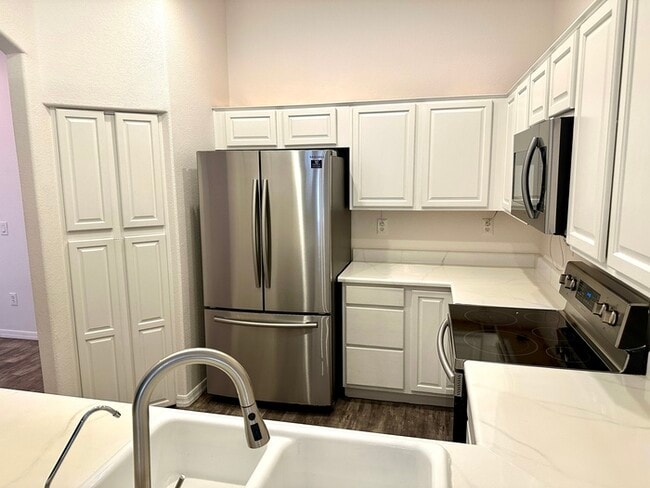 Building Photo - Gorgeous 2 bedroom / 2 bath condo in The E...