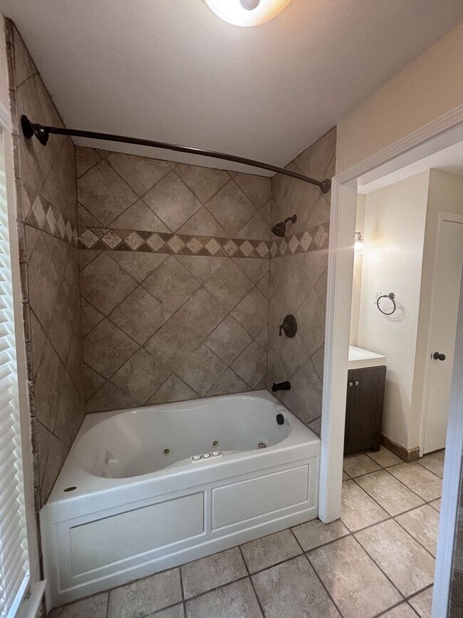 Building Photo - 1451 Arrowhead Trail