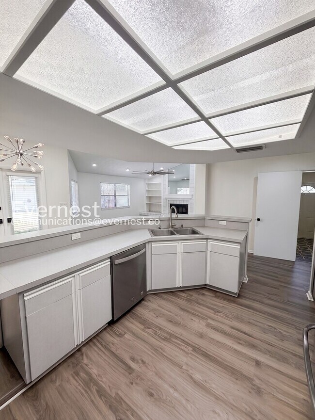 Building Photo - 4 Bed/2.5 Bath Home with Detached Garage / Available Now!