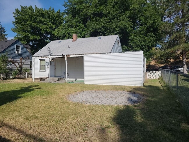 Building Photo - Ephrata House with Garage & Fenced Yard