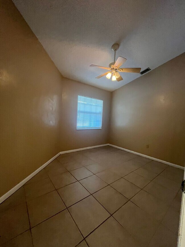 Building Photo - Super Cute 3bd 2bath with Florida Room!!