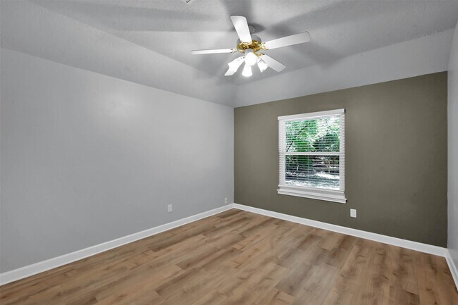 Building Photo - 84 Oak Grove Ln