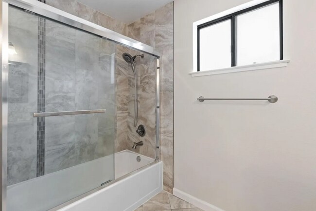 Building Photo - 461 Northlake Dr