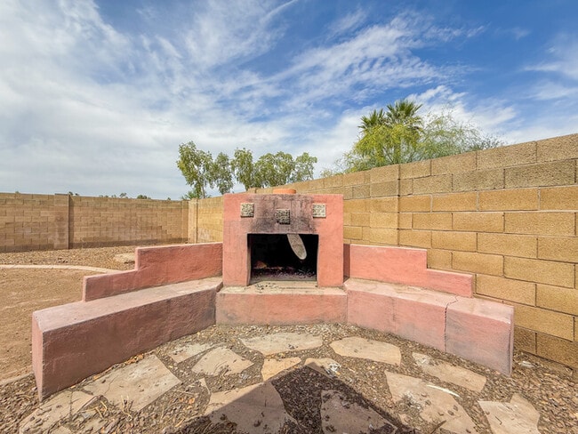 Building Photo - 2812 S Cottonwood Dr