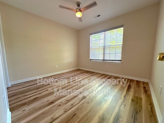 Building Photo - 3227 Lake Dr