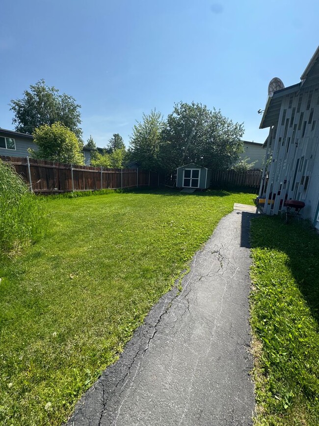 Building Photo - 2 bed/ 1 bath in well maintained 4plex