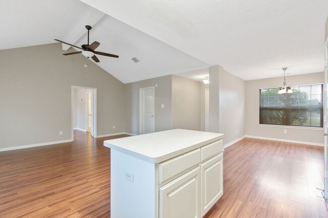 Building Photo - 16225 Summerset Estates Blvd